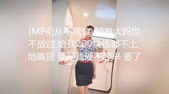 【换妻大神】流出单男来家里操老婆，老公端着啤酒一旁欣赏，别样享受，呻吟响彻整个房间！