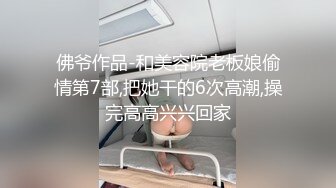 商场女厕全景偷拍两个美女的肥鲍鱼卧槽，无意中发现还有一个小伙也在趴下看美女的B_0