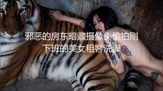 邪恶的房东暗藏摄像头偷拍刚下班的美女租客洗澡